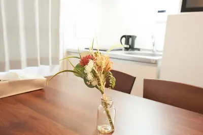 a vase filled with flowers sitting on a table at \u30b0\u30e9\u30f3\u30b7\u30e3\u30ea\u30aa\u7acb\u82b1 in Tokyo