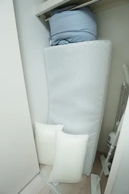 a white closet with a mattress and a pillow at \u30b0\u30e9\u30f3\u30b7\u30e3\u30ea\u30aa\u7acb\u82b1 in Tokyo