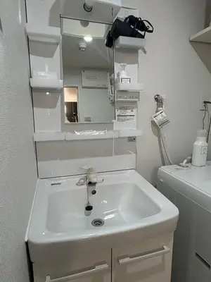 a bathroom with a white sink and a mirror at \u30b0\u30e9\u30f3\u30b7\u30e3\u30ea\u30aa\u7acb\u82b1 in Tokyo
