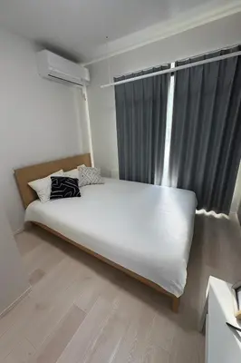 a white bed in a room with a window at \u30b0\u30e9\u30f3\u30b7\u30e3\u30ea\u30aa\u7acb\u82b1 in Tokyo