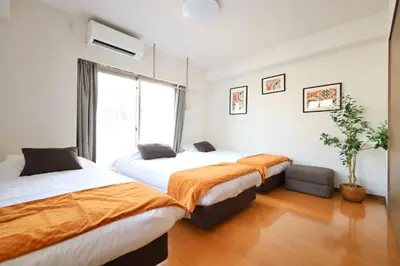 a bedroom with two beds and a window at \u30b9\u30ab\u30a4\u30c4\u30ea\u30fc\u30d3\u30e5\u30fc \u6700\u592711\u540d \u9ad8\u7d1a\u30de\u30f3\u30b7\u30e7\u30f3\u6700\u4e0a\u968e \u30bd\u30ec\u30a4\u30e6501 in Tokyo