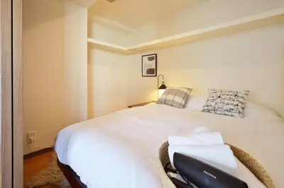 a bedroom with a large white bed in a room at \u30b9\u30ab\u30a4\u30c4\u30ea\u30fc\u30d3\u30e5\u30fc \u6700\u592711\u540d \u9ad8\u7d1a\u30de\u30f3\u30b7\u30e7\u30f3\u6700\u4e0a\u968e \u30bd\u30ec\u30a4\u30e6501 in Tokyo