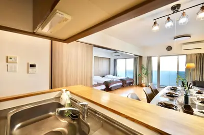 a kitchen with a sink and a living room at \u30b9\u30ab\u30a4\u30c4\u30ea\u30fc\u30d3\u30e5\u30fc \u6700\u592711\u540d \u9ad8\u7d1a\u30de\u30f3\u30b7\u30e7\u30f3\u6700\u4e0a\u968e \u30bd\u30ec\u30a4\u30e6501 in Tokyo