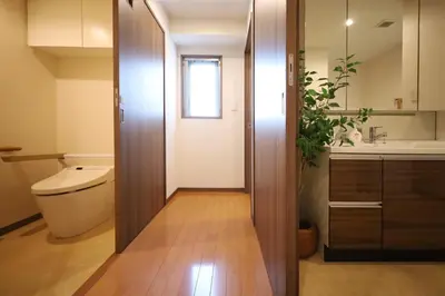 a bathroom with a toilet and a sink at \u30b9\u30ab\u30a4\u30c4\u30ea\u30fc\u30d3\u30e5\u30fc \u6700\u592711\u540d \u9ad8\u7d1a\u30de\u30f3\u30b7\u30e7\u30f3\u6700\u4e0a\u968e \u30bd\u30ec\u30a4\u30e6501 in Tokyo