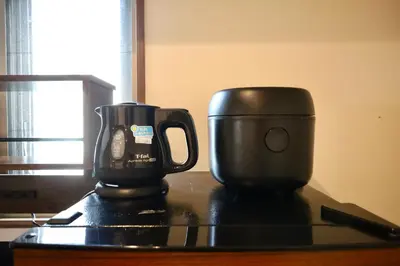 two coffee cups sitting on top of a counter at \u30b9\u30ab\u30a4\u30c4\u30ea\u30fc\u30d3\u30e5\u30fc \u6700\u592711\u540d \u9ad8\u7d1a\u30de\u30f3\u30b7\u30e7\u30f3\u6700\u4e0a\u968e \u30bd\u30ec\u30a4\u30e6501 in Tokyo