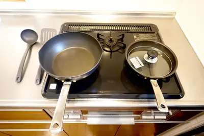 a frying pan sitting on top of a stove at \u30b9\u30ab\u30a4\u30c4\u30ea\u30fc\u30d3\u30e5\u30fc \u6700\u592711\u540d \u9ad8\u7d1a\u30de\u30f3\u30b7\u30e7\u30f3\u6700\u4e0a\u968e \u30bd\u30ec\u30a4\u30e6501 in Tokyo