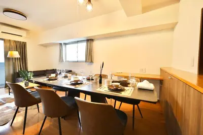 a large dining room with a table and chairs at \u30b9\u30ab\u30a4\u30c4\u30ea\u30fc\u30d3\u30e5\u30fc \u6700\u592711\u540d \u9ad8\u7d1a\u30de\u30f3\u30b7\u30e7\u30f3\u6700\u4e0a\u968e \u30bd\u30ec\u30a4\u30e6501 in Tokyo