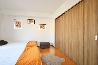 a bedroom with a large wooden sliding door at \u30b9\u30ab\u30a4\u30c4\u30ea\u30fc\u30d3\u30e5\u30fc \u6700\u592711\u540d \u9ad8\u7d1a\u30de\u30f3\u30b7\u30e7\u30f3\u6700\u4e0a\u968e \u30bd\u30ec\u30a4\u30e6501 in Tokyo
