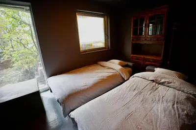 two beds in a bedroom with a window at MUSICIAN AIR 0014 kyojima in Tokyo
