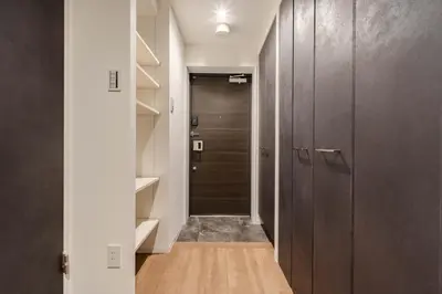 a hallway with a door leading to a closet at konomi \u4e8c\u5341\u4e8c\u756a\u9928 \u83ca\u5ddd\u5f92\u6b693\u5206 in Tokyo