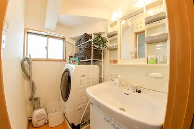 a bathroom with a sink and a washing machine at \u30cf\u30a4\u30af\u30ec\u30b9\u30c8\u516b\u5e83 in Tokyo