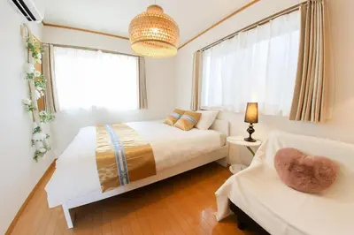 a bedroom with a bed and a window at \u30cf\u30a4\u30af\u30ec\u30b9\u30c8\u516b\u5e83 in Tokyo
