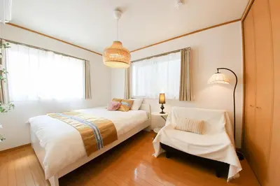 a bedroom with a bed and a chair in it at \u30cf\u30a4\u30af\u30ec\u30b9\u30c8\u516b\u5e83 in Tokyo