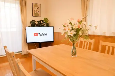 a vase of flowers on a table with a tv at \u30cf\u30a4\u30af\u30ec\u30b9\u30c8\u516b\u5e83 in Tokyo