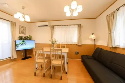 a living room with a table and a couch at \u30cf\u30a4\u30af\u30ec\u30b9\u30c8\u516b\u5e83 in Tokyo