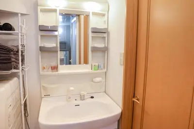 a bathroom with a sink and a mirror at \u30cf\u30a4\u30af\u30ec\u30b9\u30c8\u516b\u5e83 in Tokyo