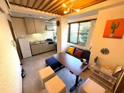 a small living room with a table and a kitchen at \u6700\u59277\u540d 5\u30d9\u30c3\u30c9 \u99c5\u5f92\u6b697\u5206 \u4e0a\u91ce\u6d45\u8349\u30b9\u30ab\u30a4\u30c4\u30ea\u30fc20\u5206 \u79cb\u8449\u539f25\u5206 \u7a7a\u6e2f46\u5206\u304b\u3089 46\u5e73\u7c73 \u7a7a\u6e2f46\u5206\u304b\u3089 46\u5e73\u7c73 Wifi\u7121\u6599 WAGAMAMA\u56db\u3064\u6728 in Tokyo