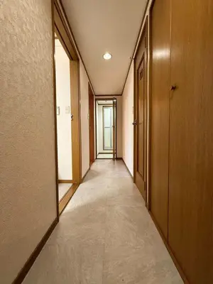 an empty hallway of a building with wooden doors at \u6700\u59277\u540d 5\u30d9\u30c3\u30c9 \u99c5\u5f92\u6b697\u5206 \u4e0a\u91ce\u6d45\u8349\u30b9\u30ab\u30a4\u30c4\u30ea\u30fc20\u5206 \u79cb\u8449\u539f25\u5206 \u7a7a\u6e2f46\u5206\u304b\u3089 46\u5e73\u7c73 \u7a7a\u6e2f46\u5206\u304b\u3089 46\u5e73\u7c73 Wifi\u7121\u6599 WAGAMAMA\u56db\u3064\u6728 in Tokyo