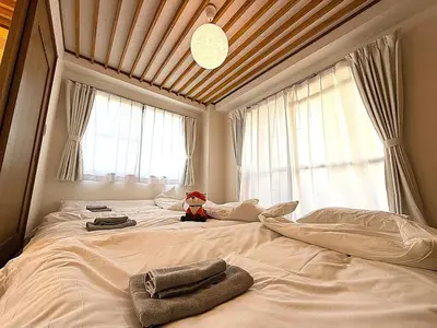 a bedroom with a large bed with a stuffed animal on it at \u6700\u59277\u540d 5\u30d9\u30c3\u30c9 \u99c5\u5f92\u6b697\u5206 \u4e0a\u91ce\u6d45\u8349\u30b9\u30ab\u30a4\u30c4\u30ea\u30fc20\u5206 \u79cb\u8449\u539f25\u5206 \u7a7a\u6e2f46\u5206\u304b\u3089 46\u5e73\u7c73 \u7a7a\u6e2f46\u5206\u304b\u3089 46\u5e73\u7c73 Wifi\u7121\u6599 WAGAMAMA\u56db\u3064\u6728 in Tokyo