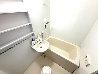 a small bathroom with a sink and a bath tub at \u6700\u59277\u540d 5\u30d9\u30c3\u30c9 \u99c5\u5f92\u6b697\u5206 \u4e0a\u91ce\u6d45\u8349\u30b9\u30ab\u30a4\u30c4\u30ea\u30fc20\u5206 \u79cb\u8449\u539f25\u5206 \u7a7a\u6e2f46\u5206\u304b\u3089 46\u5e73\u7c73 \u7a7a\u6e2f46\u5206\u304b\u3089 46\u5e73\u7c73 Wifi\u7121\u6599 WAGAMAMA\u56db\u3064\u6728 in Tokyo