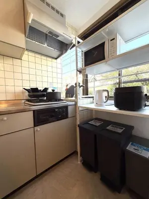 a small kitchen with a stove and a microwave at \u6700\u59277\u540d 5\u30d9\u30c3\u30c9 \u99c5\u5f92\u6b697\u5206 \u4e0a\u91ce\u6d45\u8349\u30b9\u30ab\u30a4\u30c4\u30ea\u30fc20\u5206 \u79cb\u8449\u539f25\u5206 \u7a7a\u6e2f46\u5206\u304b\u3089 46\u5e73\u7c73 \u7a7a\u6e2f46\u5206\u304b\u3089 46\u5e73\u7c73 Wifi\u7121\u6599 WAGAMAMA\u56db\u3064\u6728 in Tokyo