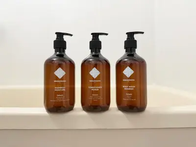 a group of three shampoo bottles sitting on a shelf at \u6700\u59277\u540d 5\u30d9\u30c3\u30c9 \u99c5\u5f92\u6b697\u5206 \u4e0a\u91ce\u6d45\u8349\u30b9\u30ab\u30a4\u30c4\u30ea\u30fc20\u5206 \u79cb\u8449\u539f25\u5206 \u7a7a\u6e2f46\u5206\u304b\u3089 46\u5e73\u7c73 \u7a7a\u6e2f46\u5206\u304b\u3089 46\u5e73\u7c73 Wifi\u7121\u6599 WAGAMAMA\u56db\u3064\u6728 in Tokyo
