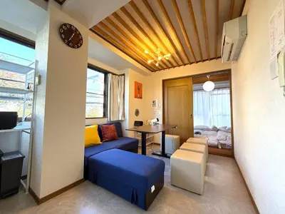a living room with a blue couch and a table at \u6700\u59277\u540d 5\u30d9\u30c3\u30c9 \u99c5\u5f92\u6b697\u5206 \u4e0a\u91ce\u6d45\u8349\u30b9\u30ab\u30a4\u30c4\u30ea\u30fc20\u5206 \u79cb\u8449\u539f25\u5206 \u7a7a\u6e2f46\u5206\u304b\u3089 46\u5e73\u7c73 \u7a7a\u6e2f46\u5206\u304b\u3089 46\u5e73\u7c73 Wifi\u7121\u6599 WAGAMAMA\u56db\u3064\u6728 in Tokyo