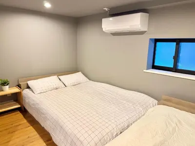a bedroom with two beds and a window at \u6e0b\u8c37\u611b\u306e\u6cca in Tokyo