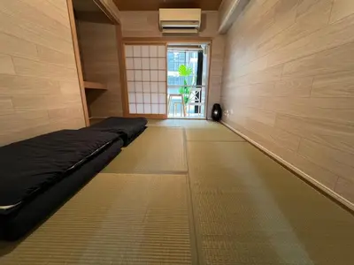 a room with a bed in a room with a window at \u6771\u65b0\u5bbf\u30a8\u30ea\u30a2772 in Tokyo