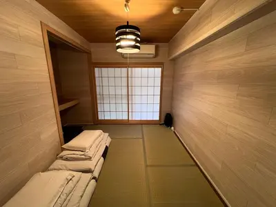 a hallway with two beds in a room with a window at \u6771\u65b0\u5bbf\u30a8\u30ea\u30a2772 in Tokyo