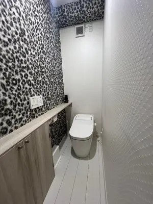 a bathroom with a toilet and a shower at \u5343\u675f3\u4e01\u76ee in Tokyo