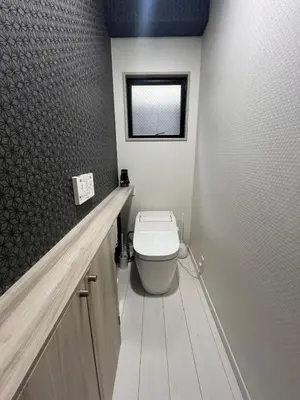 a bathroom with a white toilet and a window at \u5343\u675f3\u4e01\u76ee in Tokyo