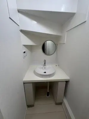 a bathroom with a sink and a mirror at \u5343\u675f3\u4e01\u76ee in Tokyo