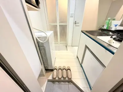 a pair of shoes sitting on the floor in a kitchen at 新宿Shin-Ōkubo Aaanun 6 in Tokyo