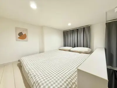 a white bedroom with a large bed in it at 新宿Shin-Ōkubo Aaanun 6 in Tokyo