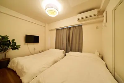 two white beds in a room with a window at 23Maison-J\u5927\u4e45\u4fdd\u99c5\u8fd1 in Tokyo