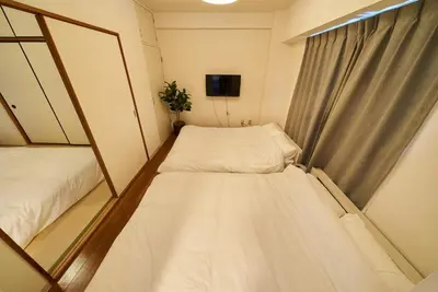 two beds in a small room with a window at 23Maison-J\u5927\u4e45\u4fdd\u99c5\u8fd1 in Tokyo