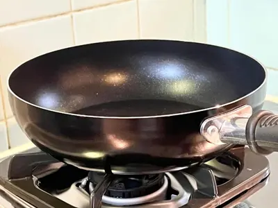 a frying pan on top of a stove at \u6c60\u888b\u99c5\u96fb\u8eca4\u5206 2LDK a2 in Tokyo