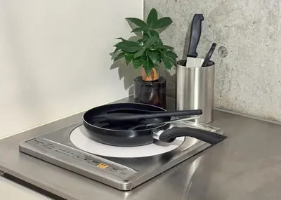 a frying pan sitting on top of a stove at Cozy 1BR Apt in Asakusa-8 min walk Naka Okachimachi station in Tokyo