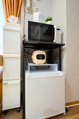 a microwave sitting on top of a shelf at 21sqm cozy studio 5min to JR sta Great Access to Shinjuku Shibuya in Tokyo