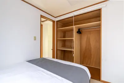 a bedroom with a bed and a closet at -Gyokuran- 6-minute walk from Shin-Okubo Station in Tokyo