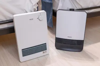 two white speakers sitting next to a bed at Sanyouso in Tokyo