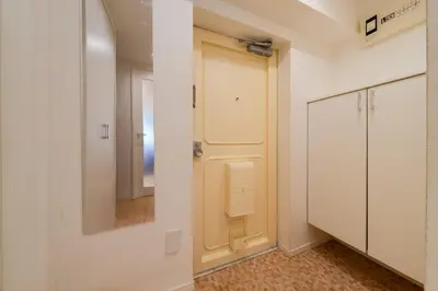 a hallway with a door and a mirror at \u30db\u30c6\u30eb\u5bcc\u58eb\u898b\u30de\u30f3\u30b7\u30e7\u30f3301 in Tokyo