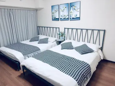 two beds with black and white pillows in a room at \u6e0b\u8c37\u30cf\u30a6\u30b9\u6b65\u884c5\u5206\u949f\u5230\u6e0b\u8c37\u99c5 in Tokyo
