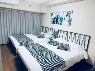 two beds sitting next to each other in a bedroom at \u6e0b\u8c37\u30cf\u30a6\u30b9\u6b65\u884c5\u5206\u949f\u5230\u6e0b\u8c37\u99c5 in Tokyo