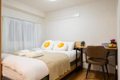 a bedroom with a bed with a desk and a chair at \u5466\u5466\u9e7f\u9e23\u6c11\u5bbf\u4e0a\u91ce\u9644\u8fd1\u5165\u8c37\u4e0a\u91ce\u516c\u56ed\u6b65\u884c\u5708 \u65e5\u6bd4\u8c37\u7ebf jr\u7ebf \u53cc\u7ebf\u53ef\u5229\u7528 in Tokyo