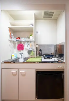 a kitchen with white cabinets and a black dishwasher at \u5466\u5466\u9e7f\u9e23\u6c11\u5bbf\u4e0a\u91ce\u9644\u8fd1\u5165\u8c37\u4e0a\u91ce\u516c\u56ed\u6b65\u884c\u5708 \u65e5\u6bd4\u8c37\u7ebf jr\u7ebf \u53cc\u7ebf\u53ef\u5229\u7528 in Tokyo