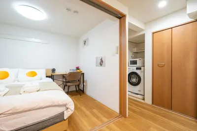 a bedroom with a bed and a desk in a room at \u5466\u5466\u9e7f\u9e23\u6c11\u5bbf\u4e0a\u91ce\u9644\u8fd1\u5165\u8c37\u4e0a\u91ce\u516c\u56ed\u6b65\u884c\u5708 \u65e5\u6bd4\u8c37\u7ebf jr\u7ebf \u53cc\u7ebf\u53ef\u5229\u7528 in Tokyo