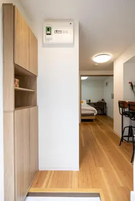 a room with a white wall and a room with a bed at \u5466\u5466\u9e7f\u9e23\u6c11\u5bbf\u4e0a\u91ce\u9644\u8fd1\u5165\u8c37\u4e0a\u91ce\u516c\u56ed\u6b65\u884c\u5708 \u65e5\u6bd4\u8c37\u7ebf jr\u7ebf \u53cc\u7ebf\u53ef\u5229\u7528 in Tokyo