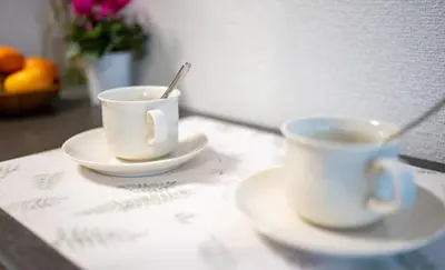 two cups and saucers sitting on a table at \u5466\u5466\u9e7f\u9e23\u6c11\u5bbf\u4e0a\u91ce\u9644\u8fd1\u5165\u8c37\u4e0a\u91ce\u516c\u56ed\u6b65\u884c\u5708 \u65e5\u6bd4\u8c37\u7ebf jr\u7ebf \u53cc\u7ebf\u53ef\u5229\u7528 in Tokyo